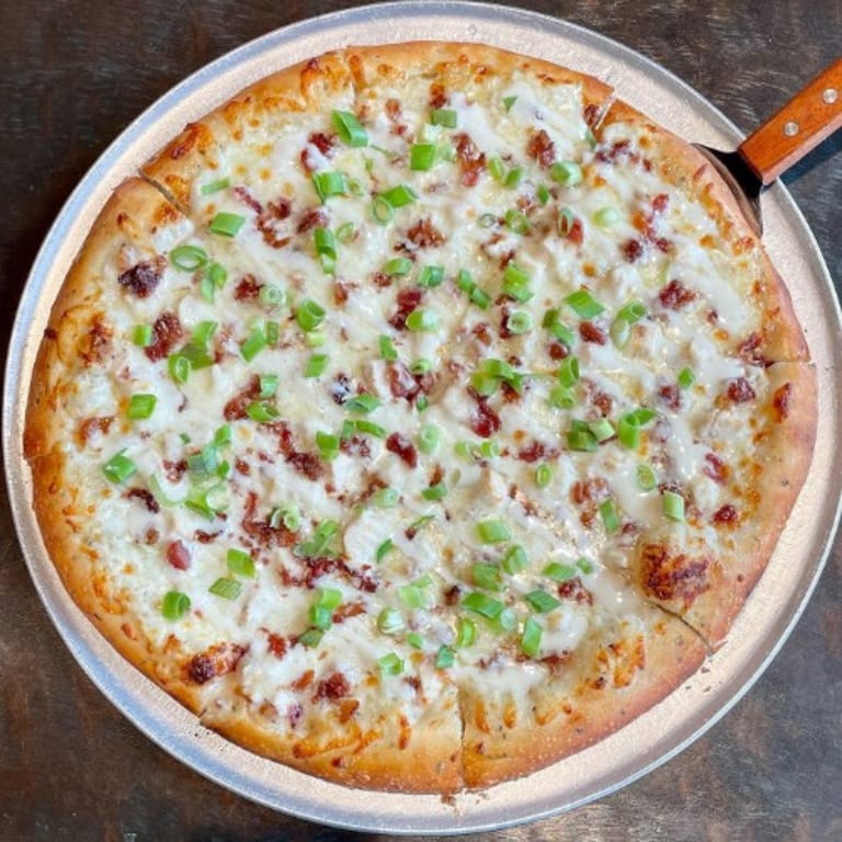 Delicious BBQ Chicken Pizza: A Must-Try!
